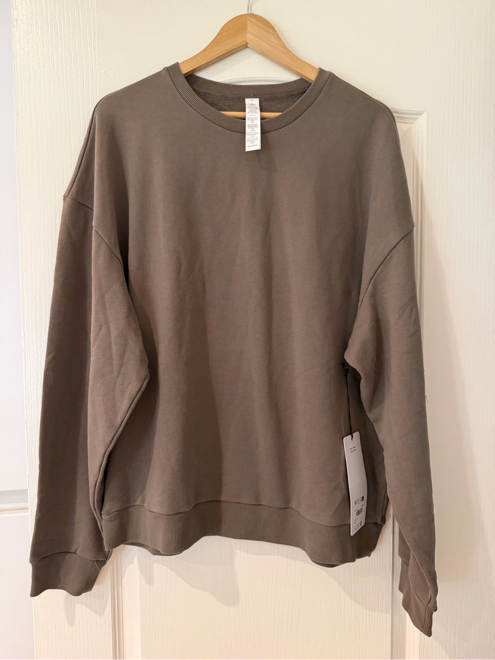 ALO Yoga Men's Crewneck Sweatshirt in Taupe